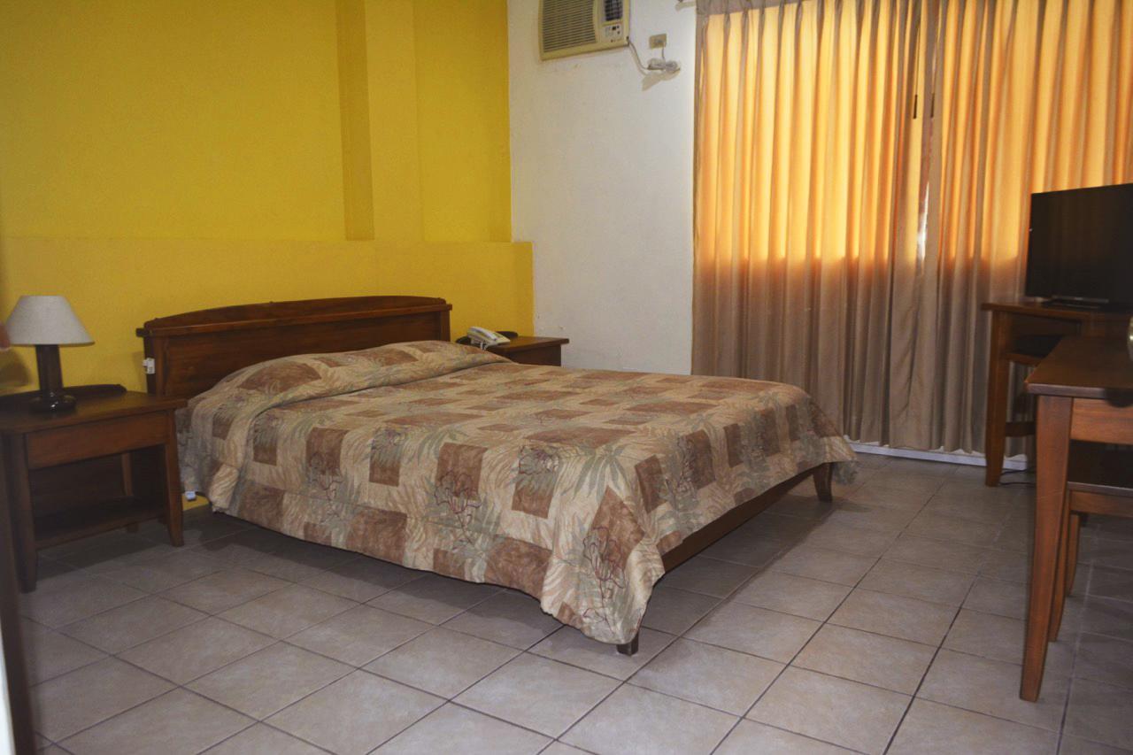 Hostal Solar Del Puerto Machala Exterior photo