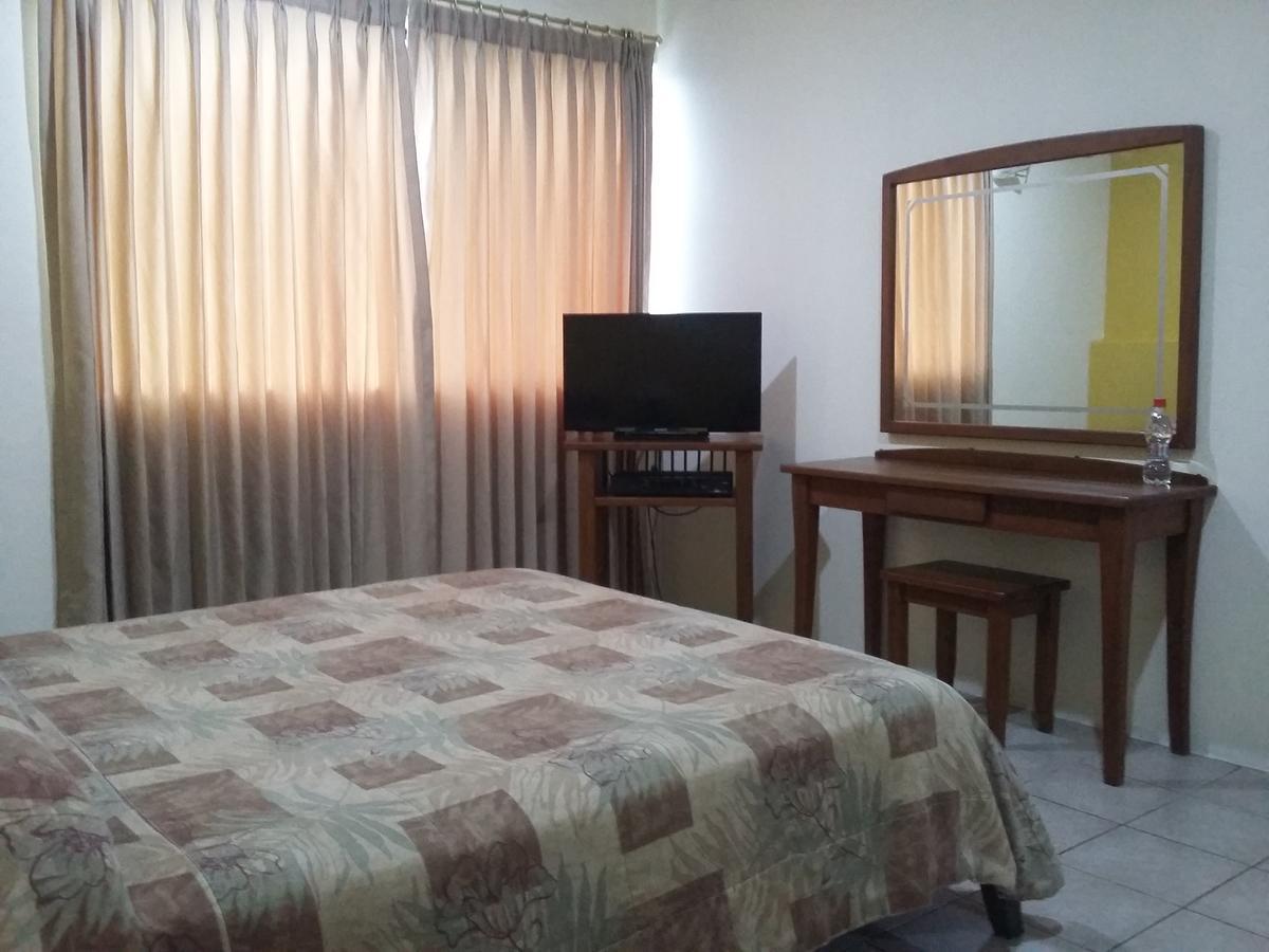 Hostal Solar Del Puerto Machala Exterior photo